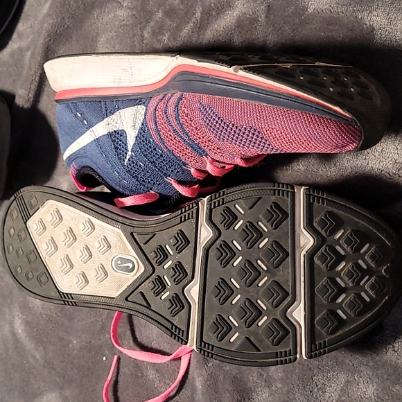 Ladies Nike FlyKnit Trainers - Picture 4 of 4